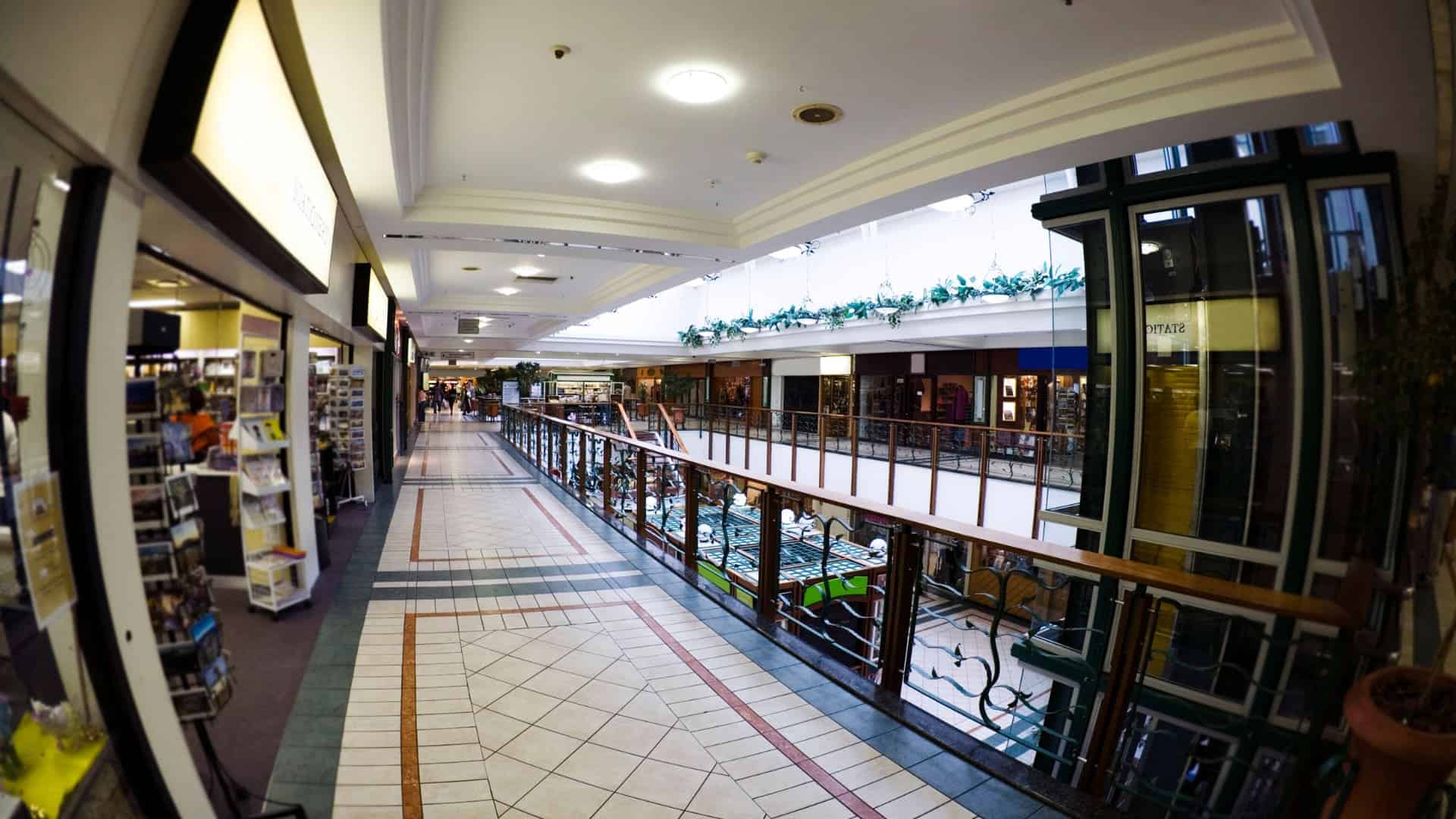 Photograph of a hall in a shopping mall taken with a fisheye camera.